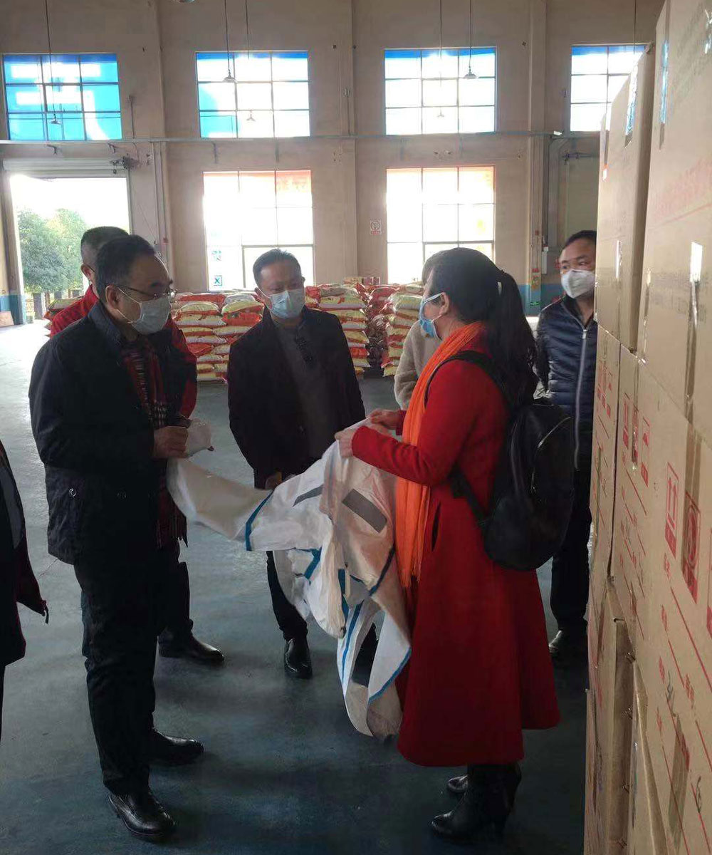 湖南省藥檢局局長及湘潭市藥監(jiān)局局長一行來湖南華大了解口罩、防護(hù)服滅菌細(xì)節(jié)