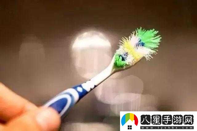 用電動(dòng)牙刷放大腿內側