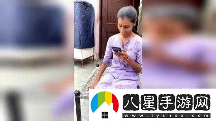 周瑩躲進(jìn)被子里
