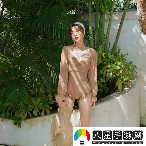 我買(mǎi)了一件很性感的泳衣