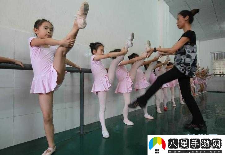 舞蹈生帶著(zhù)小玩具練芭蕾