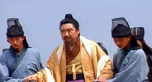 諸葛亮趙云黃忠蜀槍?xiě)鸱?></p><p>黃忠，年逾古稀，卻在戰場(chǎng)上屢建奇功，成為久負盛名的弓箭手。他的成功首先得益于他認清戰場(chǎng)局勢、靈活運用兵器和戰術(shù)的能力。三國演義中的“黃忠破敵”便是其戰術(shù)智慧的寫(xiě)照。一方面，黃忠巧妙利用地勢，設置伏兵，誘敵深入；另一方面，他扎實(shí)的弓箭技藝讓對手望而卻步。許多網(wǎng)友在討論黃忠時(shí)表示，他是智慧和勇氣的完美結合，確實(shí)是一位值得敬佩的將領(lǐng)。</p><p>蜀漢名將的影響力</p><p>諸葛亮的“木牛流馬”以及多個(gè)計謀如空城計等，不僅在戰術(shù)上表現出極高的智慧，更在戰略層面影響深遠。今天的軍事學(xué)者依然引用他的戰術(shù)思想，認為這些策略不僅適用于古代戰爭，且在現代戰爭理論中亦具重要參考價(jià)值。很多人認為，諸葛亮的智慧已經(jīng)超越時(shí)代，值得當代軍事家學(xué)習和思考。</p><p>趙云與黃忠所代表的蜀槍?xiě)鸱?，是對古代戰斗形態(tài)的一種創(chuàng  )新。他們靈活運用兵器，強調團隊配合，體現了名將的氣度與軍事智慧。包括一些軍事迷在內的網(wǎng)友們都認為，蜀漢名將的戰術(shù)智慧對后來(lái)的諸多古典兵法、戰術(shù)演變起到了積極的推動(dòng)作用。</p><p>當前對三國戰爭的研究呈現出多元化的趨勢，研究者們不僅關(guān)注事件發(fā)展本身，更加注重戰爭背后所蘊含的戰略思想。這種現象也讓人們更加重視歷史的借鑒意義，對現代社會(huì )的決策和管理提供了良好的啟示。</p><p style=