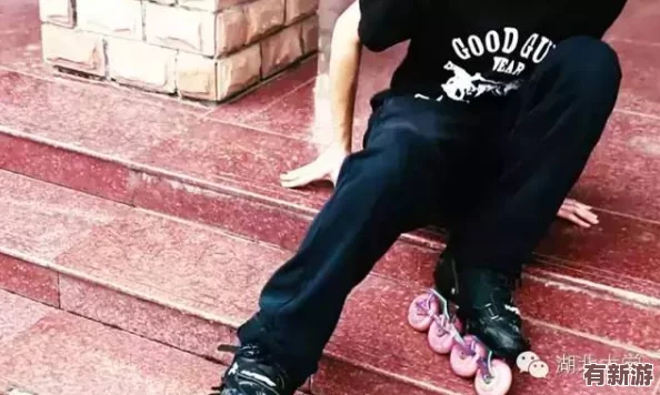 男生和女生拆拆很痛的輪滑鞋！某知名明星被曝光在街頭上摔倒原因竟然是因為這雙輪滑鞋設計不合理