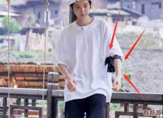 三個(gè)創(chuàng  )可貼遮住重要部位網(wǎng)友熱議