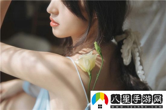 蘭姨捂著(zhù)嘴怕發(fā)出聲音吵到鄰居午夜時(shí)分的秘密對話(huà)
