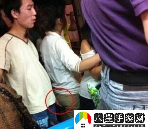 女子公交車(chē)上無(wú)恥挖陰行為引熱議