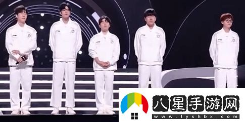 英雄聯(lián)盟駱歆穿新IG隊服亮相