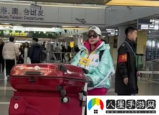 74歲劉曉慶現身機場(chǎng)