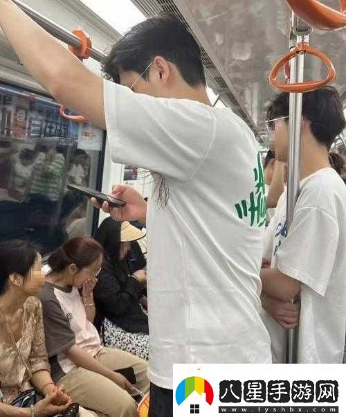 我在公交車(chē)被一個(gè)奇怪的人一直盯著(zhù)看心里很害怕