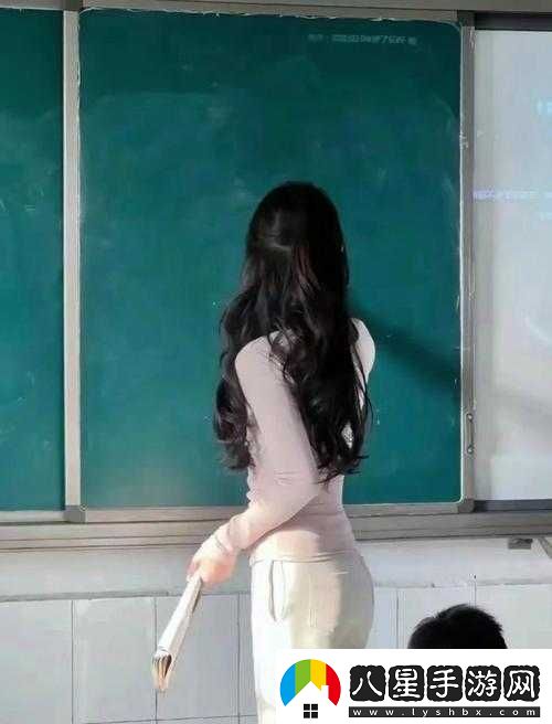 美女老師與學(xué)生一同趣味拔蘿卜的歡樂(lè )時(shí)光