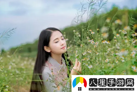 李氏被婢女扶著(zhù)挨C