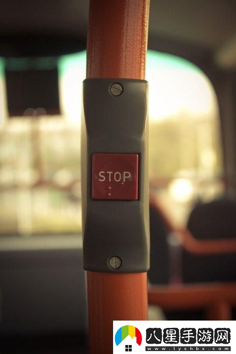 公交車(chē)上「STOP」后再按網(wǎng)友爭辯的新奇焦點(diǎn)