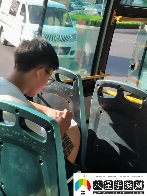 傳遞溫暖在公交車(chē)上被一個(gè)接一個(gè)的C