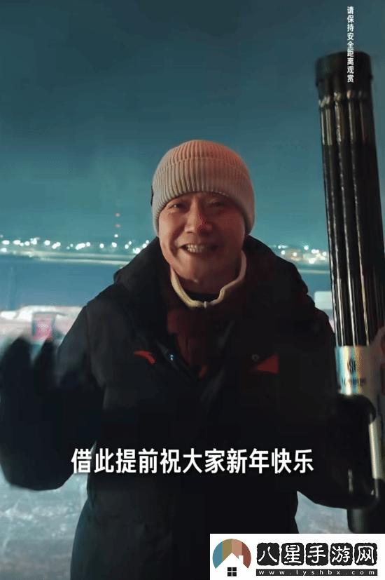 雷軍手持加特林提前拜年：祝大家新年快樂(lè )！