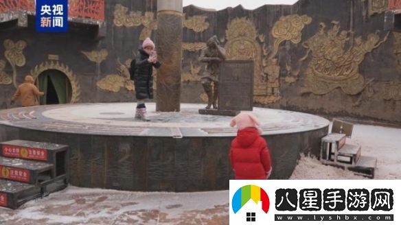 上演現實(shí)版“冰火兩重天”！吐魯番火焰山迎來(lái)降雪