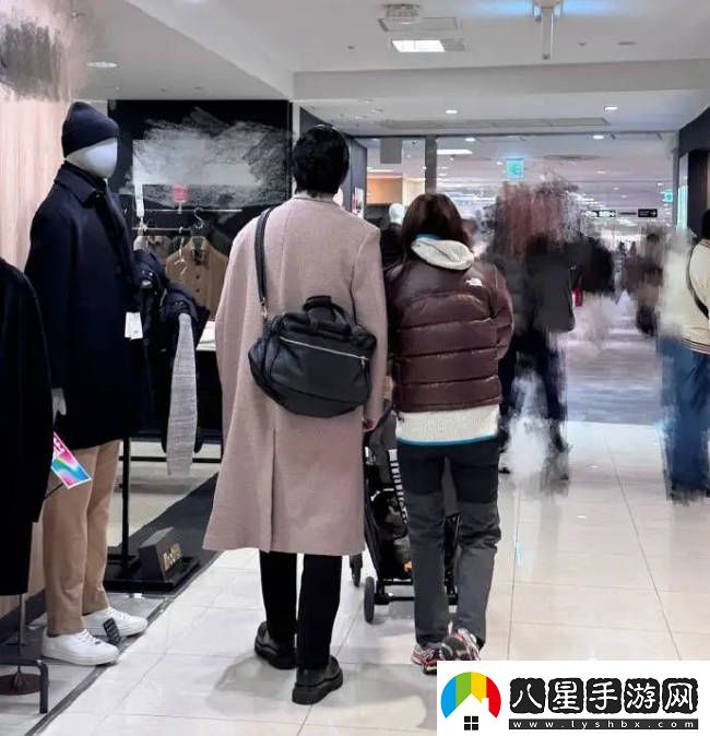 魏晨帶老婆兒子日本逛街一家三口同框低調幸福