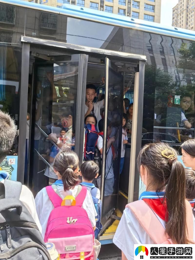 公交車(chē)上C了兩個(gè)小學(xué)生校園安全的警鐘