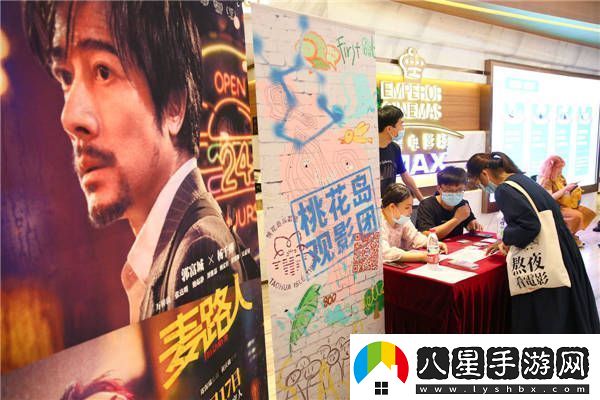 哭濕口罩也要看的金像獎獲獎?dòng)捌?></p><p>麥路人由鄭保瑞監制、新晉導演黃慶勛執導，郭富城、楊千嬅兩大香港金像獎?dòng)暗塾昂箢I(lǐng)銜主演，萬(wàn)梓良、張達明、鮑起靜、劉雅瑟、顧定軒、黃悅珈等演技派戲骨傾情加盟，入圍第32屆東京電影節未來(lái)競賽單元和第39屆香港金像獎電影節9項提名并由張達明攬獲最佳男配角。</p><p style=