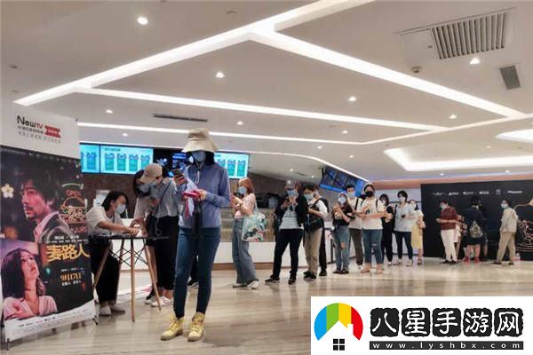 哭濕口罩也要看的金像獎獲獎?dòng)捌?></p><p>作為一部現實(shí)主義題材的作品，電影麥路人取材自真實(shí)故事和群體，并聚焦在華語(yǔ)電影鮮少涉獵的關(guān)懷社會(huì )民生問(wèn)題上。講述了不同身份背景的“小人物”在24小時(shí)快餐店借宿相遇相識相知，毫無(wú)血緣關(guān)系卻又“同病相憐”，各自在面對人生的困境、物質(zhì)條件匱乏的情況下，互幫互助，依然懷揣夢(mèng)想與熱忱，不怯不懦，努力生活，找到了最適合的自渡及自洽之道，擁抱愛(ài)與未來(lái)的故事。</p><p style=