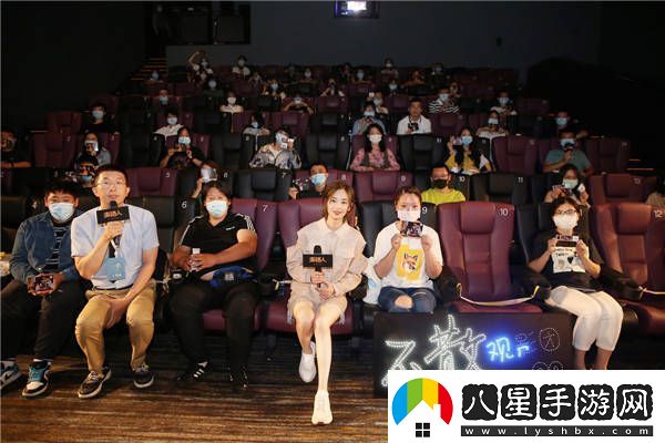 哭濕口罩也要看的金像獎獲獎?dòng)捌?></p><p>麥路人人物背景和情感關(guān)系極為豐富，曾經(jīng)的金融才俊阿博（郭富城飾）如今落魄至街頭、事業(yè)不如意的大齡歌女阿珍（楊千嬅飾）、獨自撫養小女兒且一直為婆婆還債的媽媽?zhuān)▌⒀派棧?、離家出走不敢回家的少年深仔（顧定軒飾）、失去老伴深受打擊的等伯（萬(wàn)梓良飾）、多年掙扎在溫飽線(xiàn)的口水祥（張達明飾），不少影迷坦言，無(wú)論是哪個(gè)人物，都能從中找到強烈的情感共鳴，深受故事內容打動(dòng)，每個(gè)情緒點(diǎn)都令人潸然淚下，后悔沒(méi)帶夠紙巾，實(shí)打實(shí)是一部立意深刻但又情感克制，能夠跨地域和時(shí)空，感受到愛(ài)與治愈，值得深思且重復觀(guān)影，適合全年齡去觀(guān)看的電影。</p><p style=