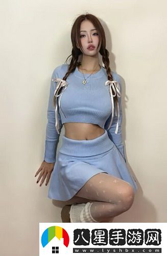 一槍?xiě)鹑?></p><p>經(jīng)典的游戲機制讓人想起了過(guò)去的游戲歲月。在一槍?xiě)鹑钢?，玩家可以體驗到豐富的劇情和緊張的戰斗，經(jīng)典的地圖設計讓人回味無(wú)窮。游戲中，玩家需要在不同的場(chǎng)景中進(jìn)行戰斗，利用地形優(yōu)勢，選擇合適的武器與戰術(shù)來(lái)?yè)魯橙?。每一?chǎng)戰斗都是對玩家反應能力和策略思維的考驗，尤其是在團隊對抗模式中，默契的配合與精準的指揮更是勝利的關(guān)鍵。這樣的設計無(wú)疑讓游戲的可玩性大幅提升，吸引了越來(lái)越多的年輕玩家參與其中。</p><p>在一槍?xiě)鹑傅氖澜缋?，角色的多樣性也是游戲的一大亮點(diǎn)。每個(gè)角色都有獨特的技能和背景故事，這不僅為游戲增添了深度，也讓玩家在選擇角色時(shí)能夠更具代入感。不同的角色在戰斗中扮演著(zhù)各自不同的角色，有的負責沖鋒陷陣，有的則在后方支援。這樣的設定不僅提升了團隊合作的樂(lè )趣，也讓每一位玩家都能找到適合自己的游戲風(fēng)格。通過(guò)不斷地嘗試與調整，玩家可以在游戲中找到最合適自己的角色，享受與眾不同的戰斗體驗。</p><p>游戲的社交元素也是一槍?xiě)鹑覆豢珊鲆暤囊徊糠?。玩家不僅可以與好友組隊進(jìn)行挑戰，還能夠在游戲中結識來(lái)自各地的朋友。社區活動(dòng)和比賽更是讓玩家之間的互動(dòng)更加頻繁。通過(guò)這些活動(dòng)，玩家能夠分享戰斗經(jīng)驗，交流游戲心得，甚至在比賽中一較高下。這種交流不僅增強了游戲的趣味性，也讓玩家在緊張的戰斗中感受到友情的力量。因此，一槍?xiě)鹑覆粌H僅是一款游戲，更是連接了無(wú)數玩家心靈的橋梁。</p>            </div>
            <div   class=
