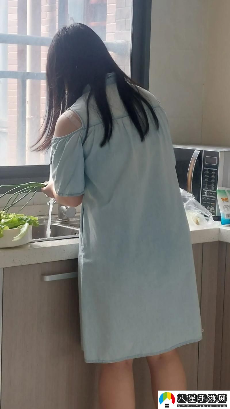 中午媽媽在廚房做飯最新動(dòng)態(tài)